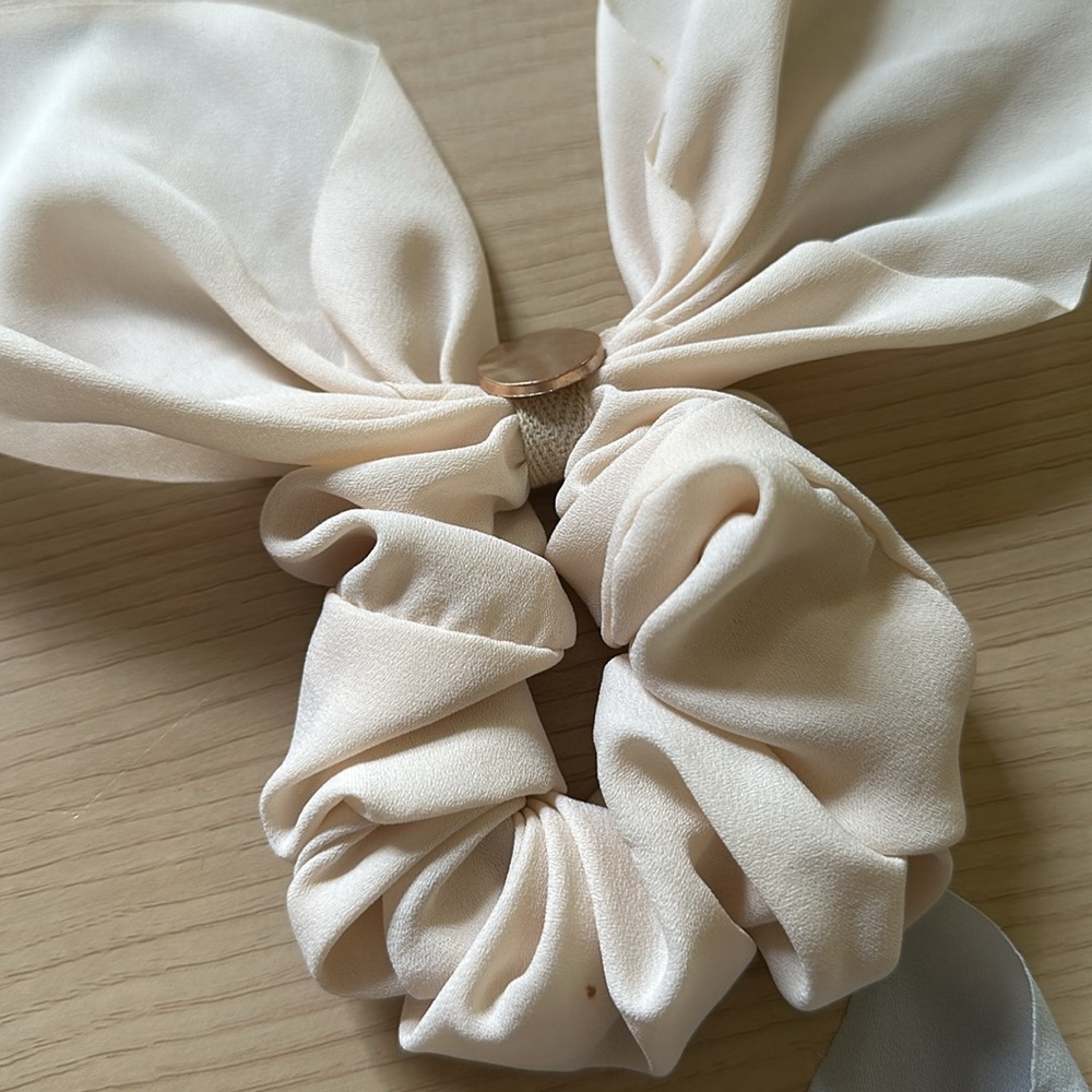 Express Bow Scrunchie Set - Picture 9 of 9